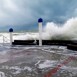 Les vagues se jettent sur la jetée autre vue - France  - collection de photos clin d'oeil, catégorie paysages